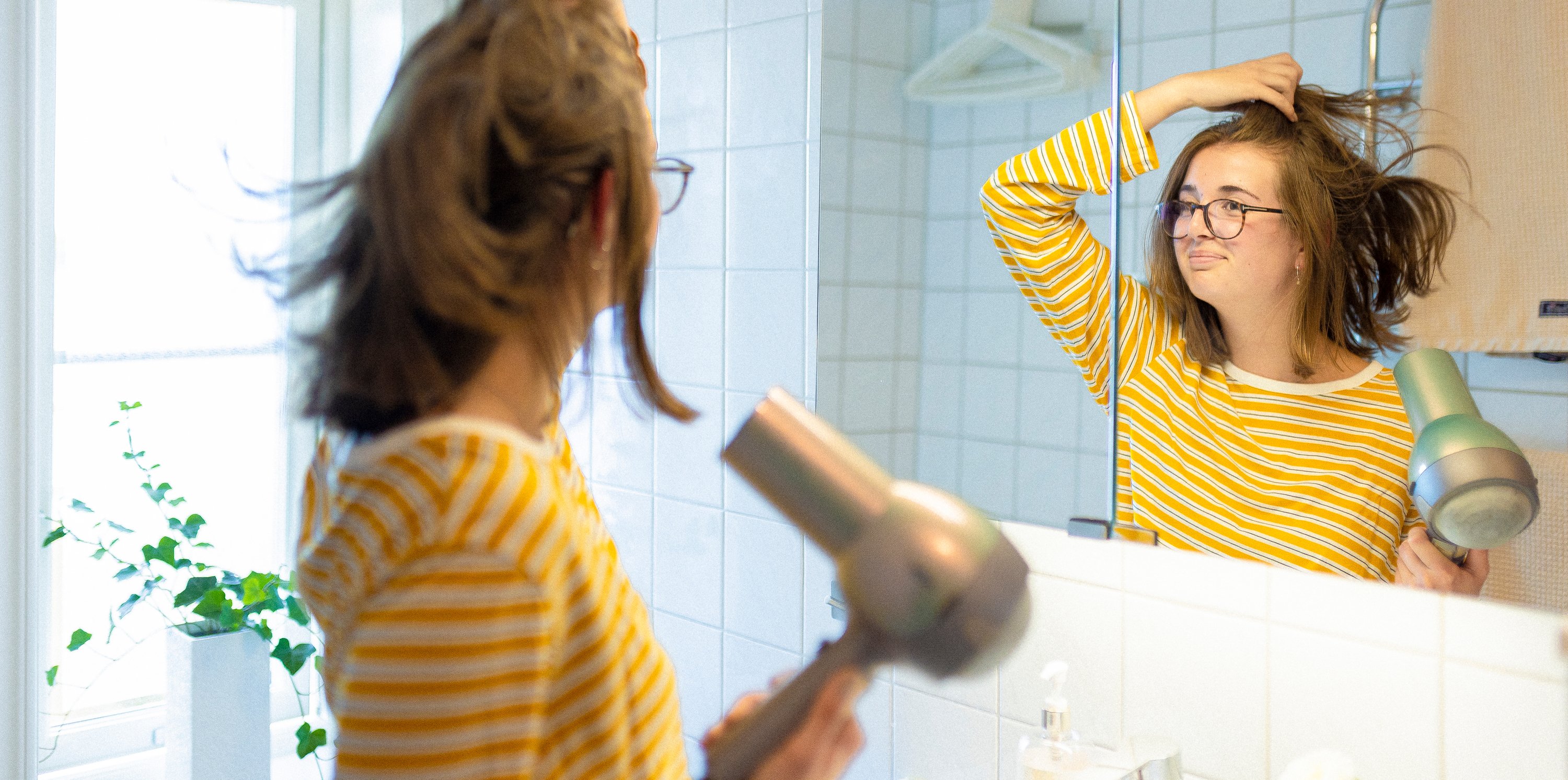 Tjej som fönar håret