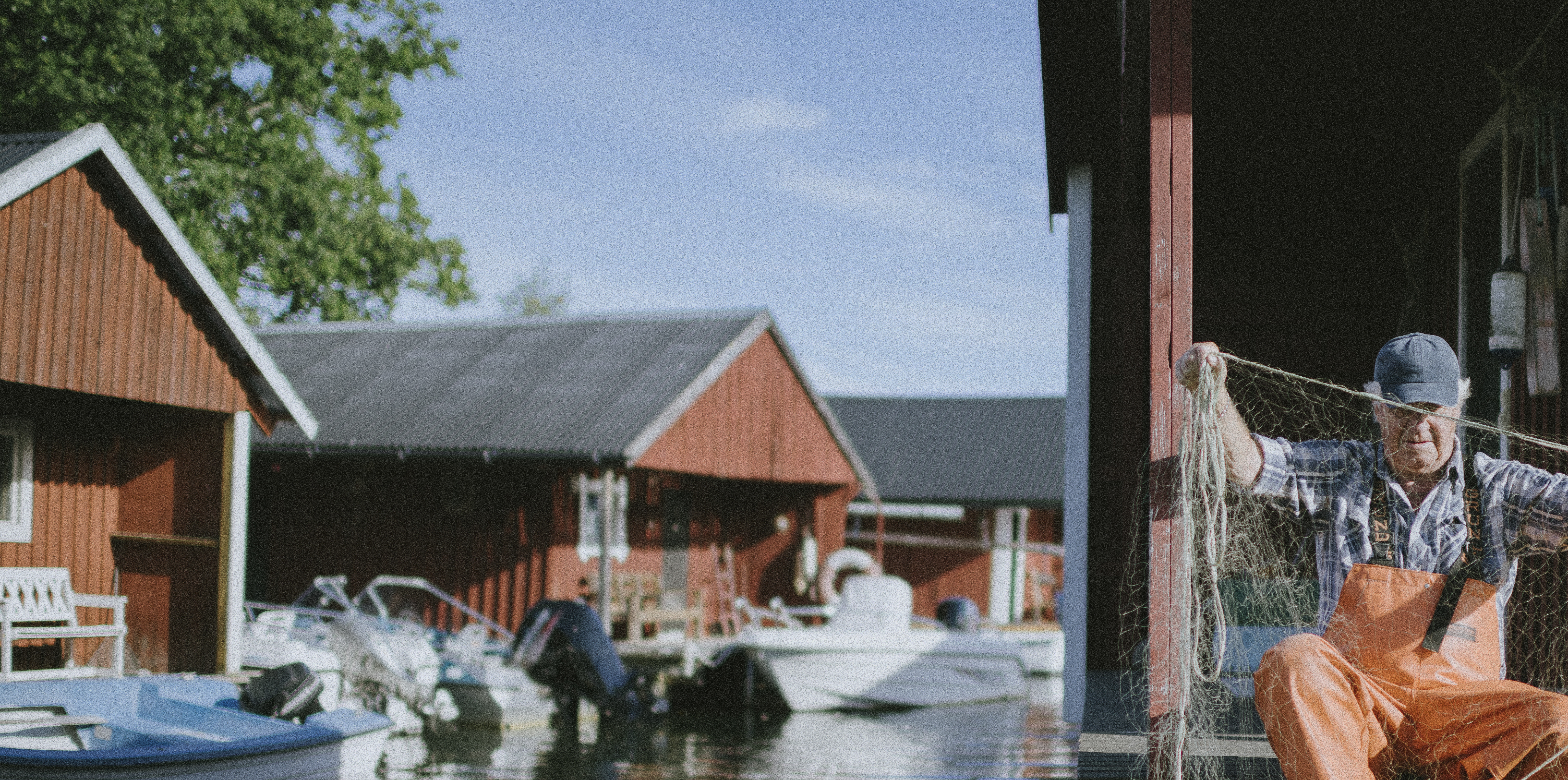 Man som fixar ett fiskenät