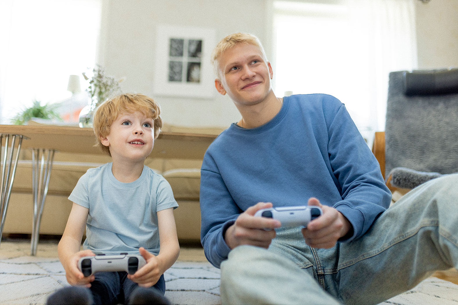 Två grabbar som spelar dataspel