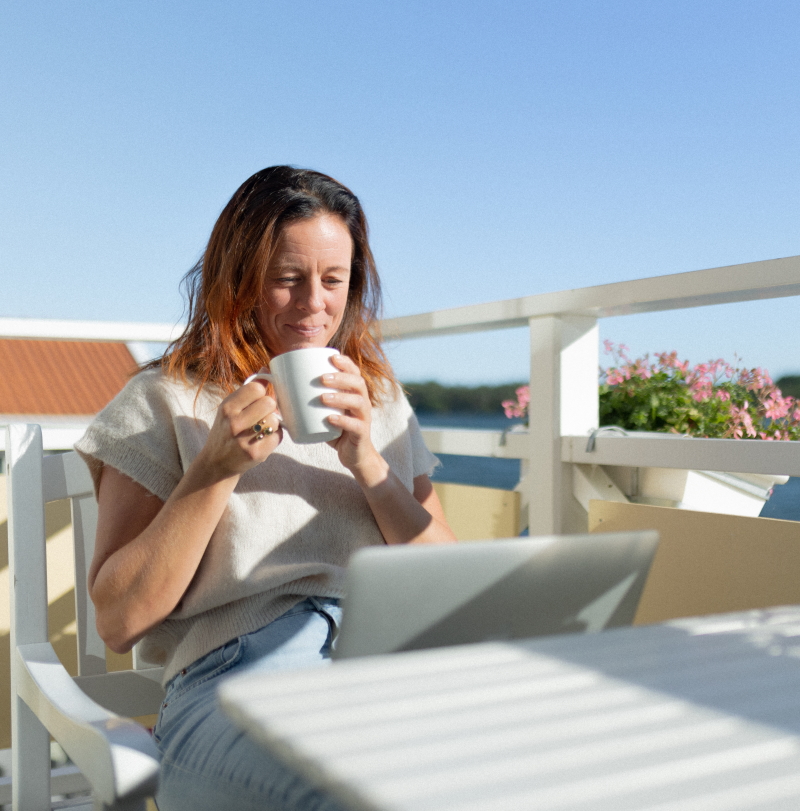 Kvinna sitter vid dator